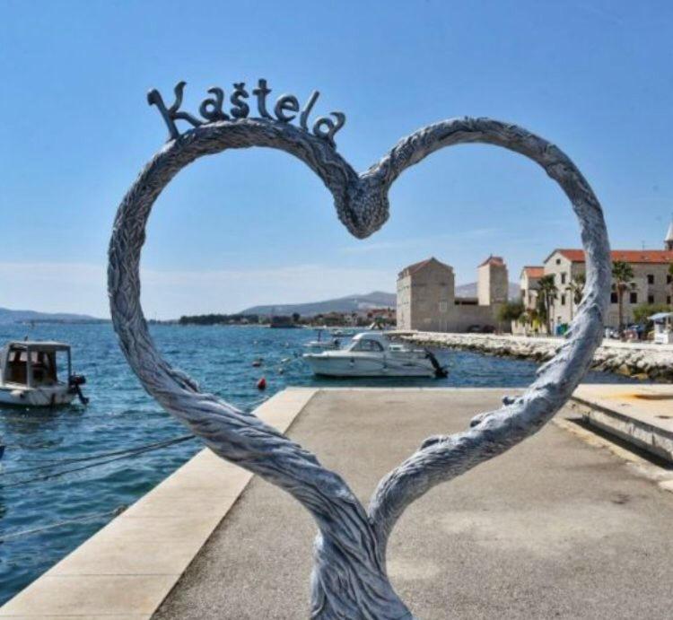 Ferienhaus Maestral - Kastel Kambelovac Каштела Экстерьер фото